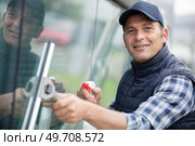 happy man is cleaning windows. Стоковое фото, агентство Ingram Publishing / Фотобанк Лори
