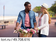 happy young couple riding bicycles on seaside. Стоковое фото, агентство Ingram Publishing / Фотобанк Лори