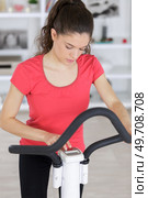 she is setting the exercise program. Стоковое фото, агентство Ingram Publishing / Фотобанк Лори
