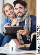 couple watching video live on tablet. Стоковое фото, агентство Ingram Publishing / Фотобанк Лори
