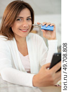smart woman making selfie and vaping indoors. Стоковое фото, агентство Ingram Publishing / Фотобанк Лори
