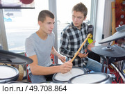 two young people playing the drums. Стоковое фото, агентство Ingram Publishing / Фотобанк Лори