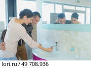 couple in furniture store looking for sinks for home decorating. Стоковое фото, агентство Ingram Publishing / Фотобанк Лори