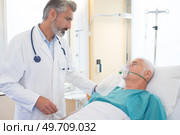 senior man inhaling through oxygen mask in clinic. Стоковое фото, агентство Ingram Publishing / Фотобанк Лори