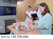 Nurse reassuring patient having scan. Стоковое фото, агентство Ingram Publishing / Фотобанк Лори