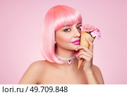 Beauty model portrait with pink hair. Bob short Haircut. Beautiful glamorous girl with flower ice cream. Стоковое фото, агентство Ingram Publishing / Фотобанк Лори