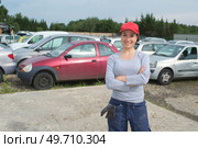 portrait of woman in a vehicle scrapyard. Стоковое фото, агентство Ingram Publishing / Фотобанк Лори