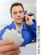 an electrician ordering replacement parts. Стоковое фото, агентство Ingram Publishing / Фотобанк Лори