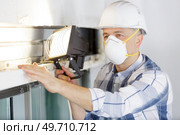 building inspector wearing mask while assessing property. Стоковое фото, агентство Ingram Publishing / Фотобанк Лори
