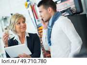 store manager with warehouseman checking stock levels. Стоковое фото, агентство Ingram Publishing / Фотобанк Лори