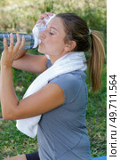 woman wiping her sweat and drinking water. Стоковое фото, агентство Ingram Publishing / Фотобанк Лори