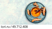 Turmeric root and turmeric powder. For spices and medicines. Space for text, extra wide.. Turmeric root and turmeric powder, copy space. Стоковое фото, агентство Ingram Publishing / Фотобанк Лори
