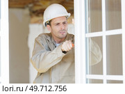 a contractor installing window blinds. Стоковое фото, агентство Ingram Publishing / Фотобанк Лори