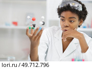 woman in lab with molecular model kit. Стоковое фото, агентство Ingram Publishing / Фотобанк Лори
