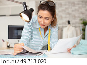 portrait of happy woman in studio. Стоковое фото, агентство Ingram Publishing / Фотобанк Лори