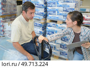 Woman annoyed with man in warehouse. Стоковое фото, агентство Ingram Publishing / Фотобанк Лори