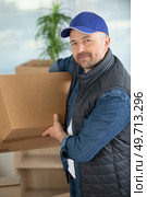 delivery man holding and carrying a cardbox. Стоковое фото, агентство Ingram Publishing / Фотобанк Лори