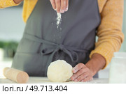 woman kneading dough close-up photo. Стоковое фото, агентство Ingram Publishing / Фотобанк Лори