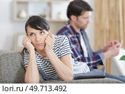 angry woman with her boyfriends addicted cellphone behavior. Стоковое фото, агентство Ingram Publishing / Фотобанк Лори