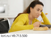 woman does not enjoy her lunch. Стоковое фото, агентство Ingram Publishing / Фотобанк Лори