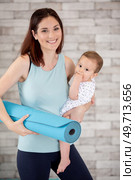 young mother doing yoga with her little baby. Стоковое фото, агентство Ingram Publishing / Фотобанк Лори