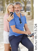 senior couple with bicycles taking selfie. Стоковое фото, агентство Ingram Publishing / Фотобанк Лори