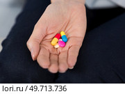 portrait of handful of pills. Стоковое фото, агентство Ingram Publishing / Фотобанк Лори