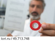 portrait of mature male optician. Стоковое фото, агентство Ingram Publishing / Фотобанк Лори