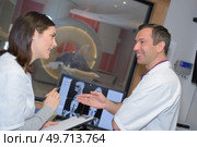magnetic resonance imaging machine from control room and a nurse. Стоковое фото, агентство Ingram Publishing / Фотобанк Лори