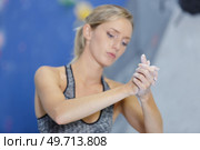 close-up of climbers hands with chalk. Стоковое фото, агентство Ingram Publishing / Фотобанк Лори