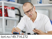 closeup of appliance part technician. Стоковое фото, агентство Ingram Publishing / Фотобанк Лори