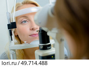 Closeup of lady having eye test. Стоковое фото, агентство Ingram Publishing / Фотобанк Лори