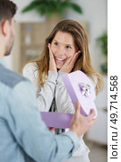 lady is surprised by generous gift from her boyfriend. Стоковое фото, агентство Ingram Publishing / Фотобанк Лори