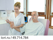 female doctor using lancelet on mans finger in clinic. Стоковое фото, агентство Ingram Publishing / Фотобанк Лори