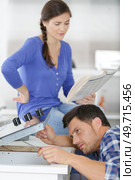 woman helping man fixing kitchen top. Стоковое фото, агентство Ingram Publishing / Фотобанк Лори