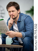 young man is thinking about a crossword puzzle. Стоковое фото, агентство Ingram Publishing / Фотобанк Лори