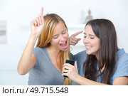 the girls listening to music. Стоковое фото, агентство Ingram Publishing / Фотобанк Лори