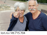 positive mature couple points at something. Стоковое фото, агентство Ingram Publishing / Фотобанк Лори