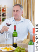 man tasting red wine in a tavern. Стоковое фото, агентство Ingram Publishing / Фотобанк Лори