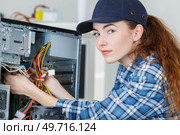 woman electronic assembler. Стоковое фото, агентство Ingram Publishing / Фотобанк Лори
