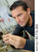 a male jeweller is in workshop. Стоковое фото, агентство Ingram Publishing / Фотобанк Лори