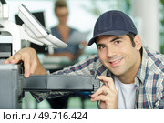 man fixing ink-jet supply system. Стоковое фото, агентство Ingram Publishing / Фотобанк Лори