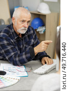 a senior office worker pointing at pc. Стоковое фото, агентство Ingram Publishing / Фотобанк Лори