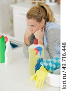 housewife or cleaning lady maid unmotivated to clean. Стоковое фото, агентство Ingram Publishing / Фотобанк Лори