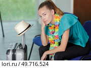 woman sitting in an airport lounge with her luggage. Стоковое фото, агентство Ingram Publishing / Фотобанк Лори