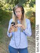 she is jamming with the signal. Стоковое фото, агентство Ingram Publishing / Фотобанк Лори