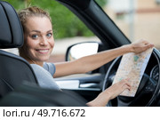 happy woman got lost while driving a car. Стоковое фото, агентство Ingram Publishing / Фотобанк Лори