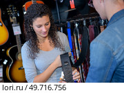 choosing a guitar strap. Стоковое фото, агентство Ingram Publishing / Фотобанк Лори