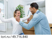 a happy young couple unpacking. Стоковое фото, агентство Ingram Publishing / Фотобанк Лори