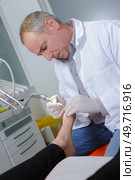 chiropodists removes dry skin of heel of the foot. Стоковое фото, агентство Ingram Publishing / Фотобанк Лори